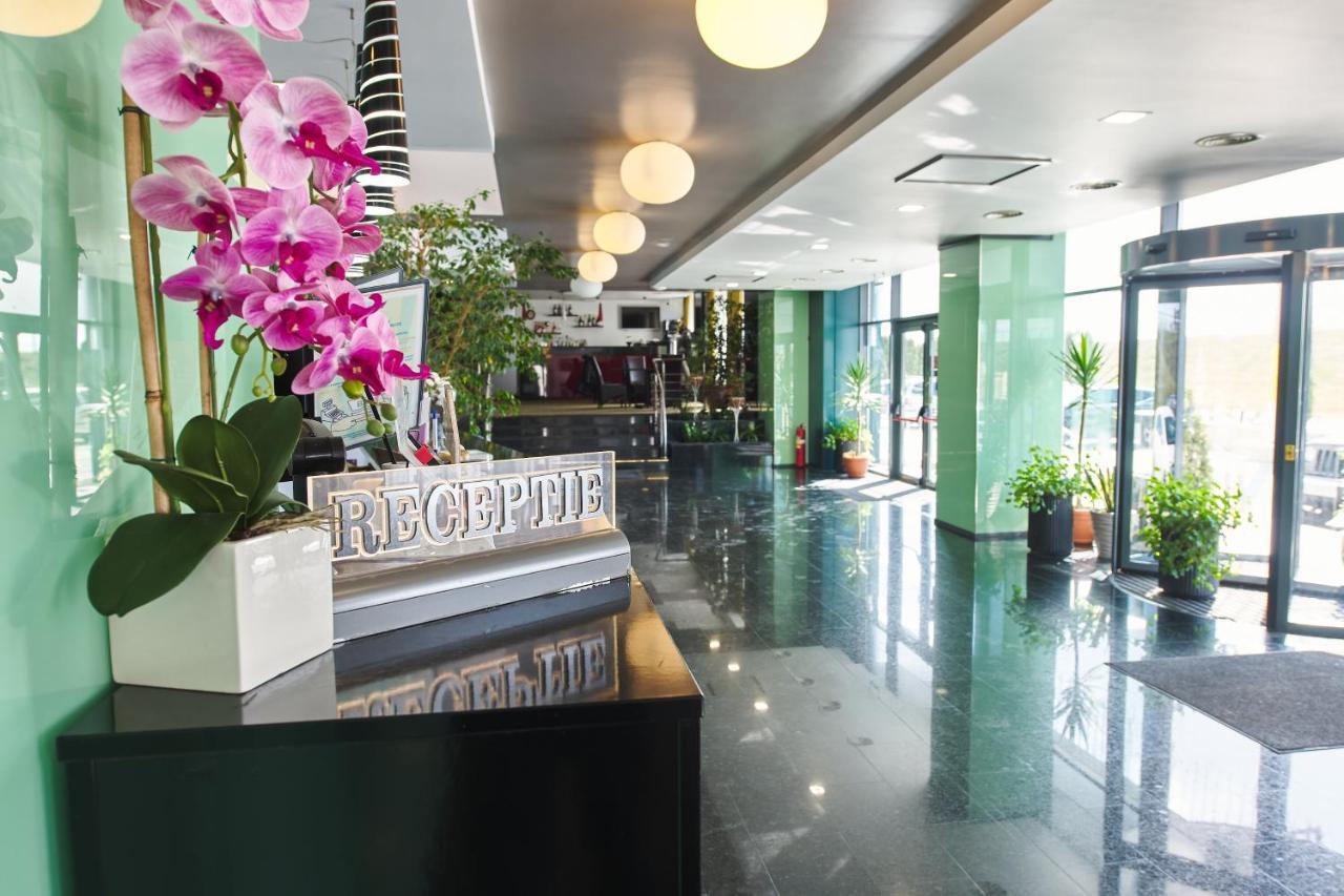 Hotel Emd Bacău エクステリア 写真