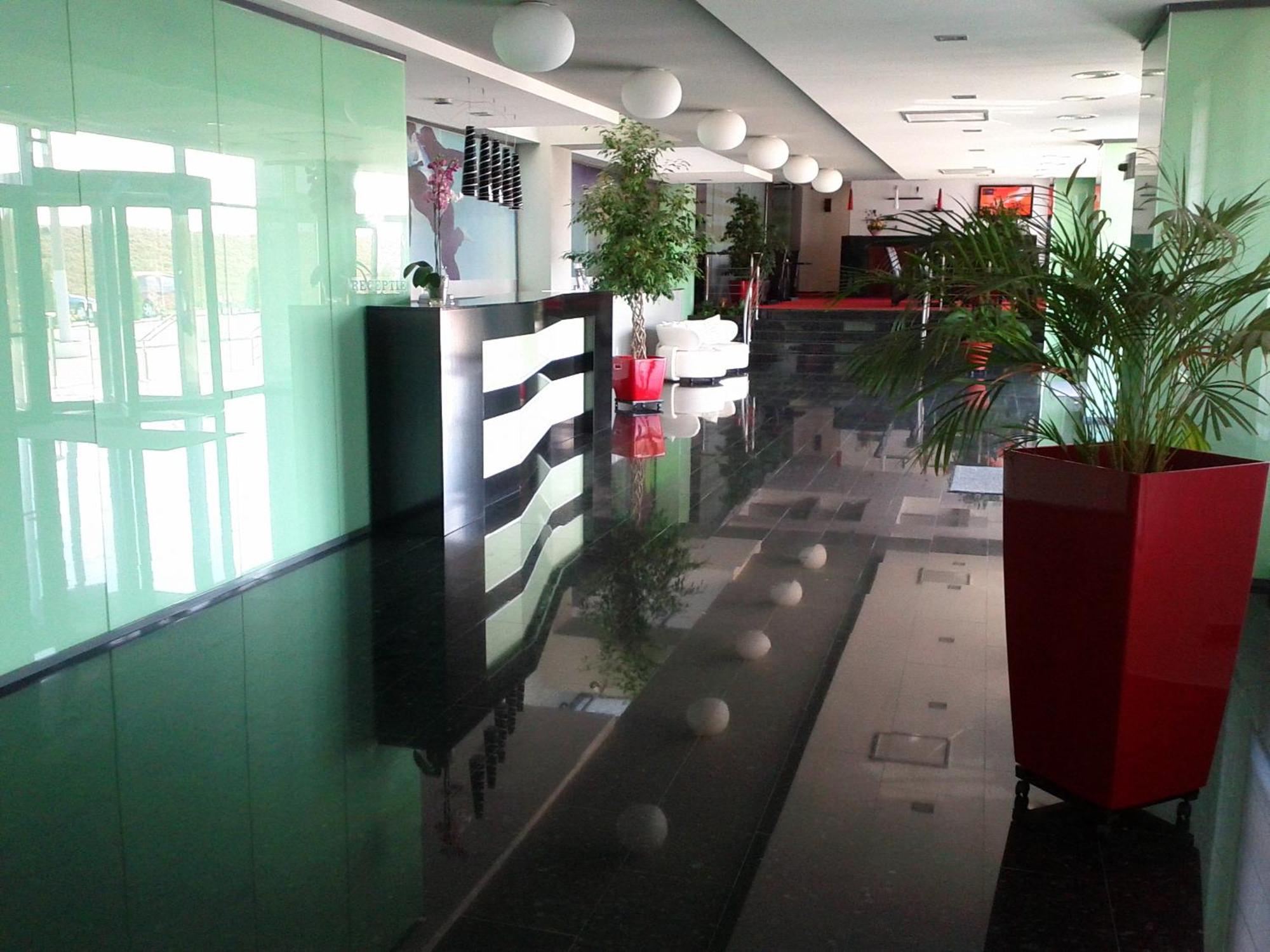 Hotel Emd Bacău エクステリア 写真