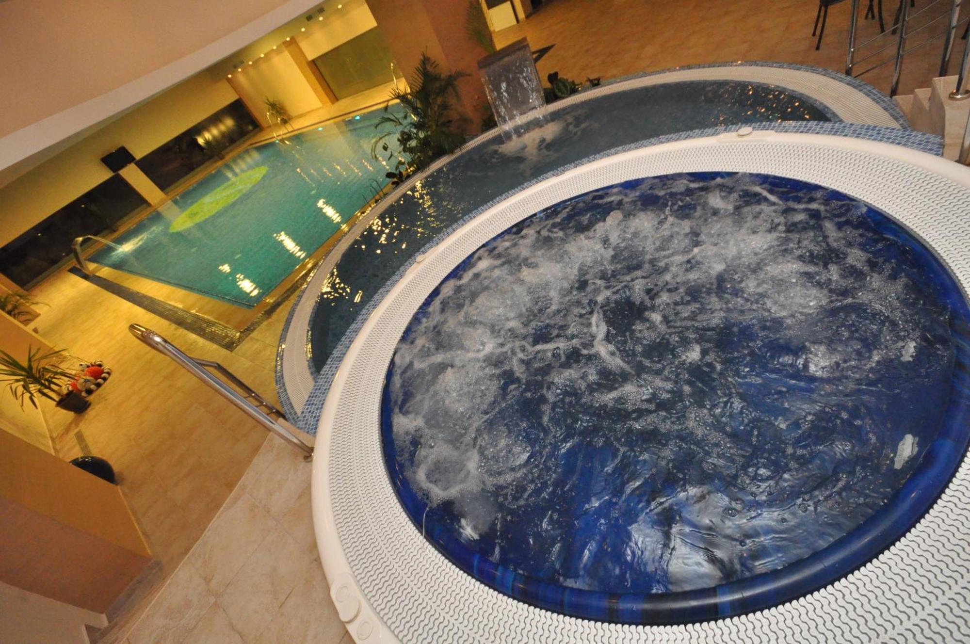 Hotel Emd Bacău エクステリア 写真