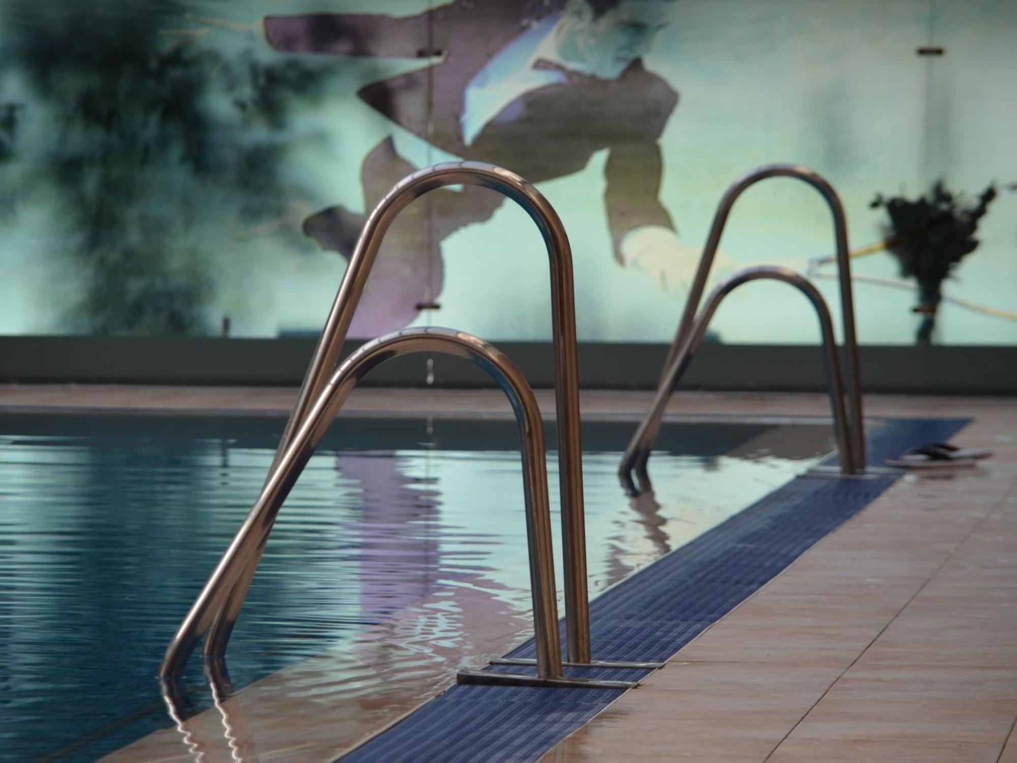 Hotel Emd Bacău エクステリア 写真