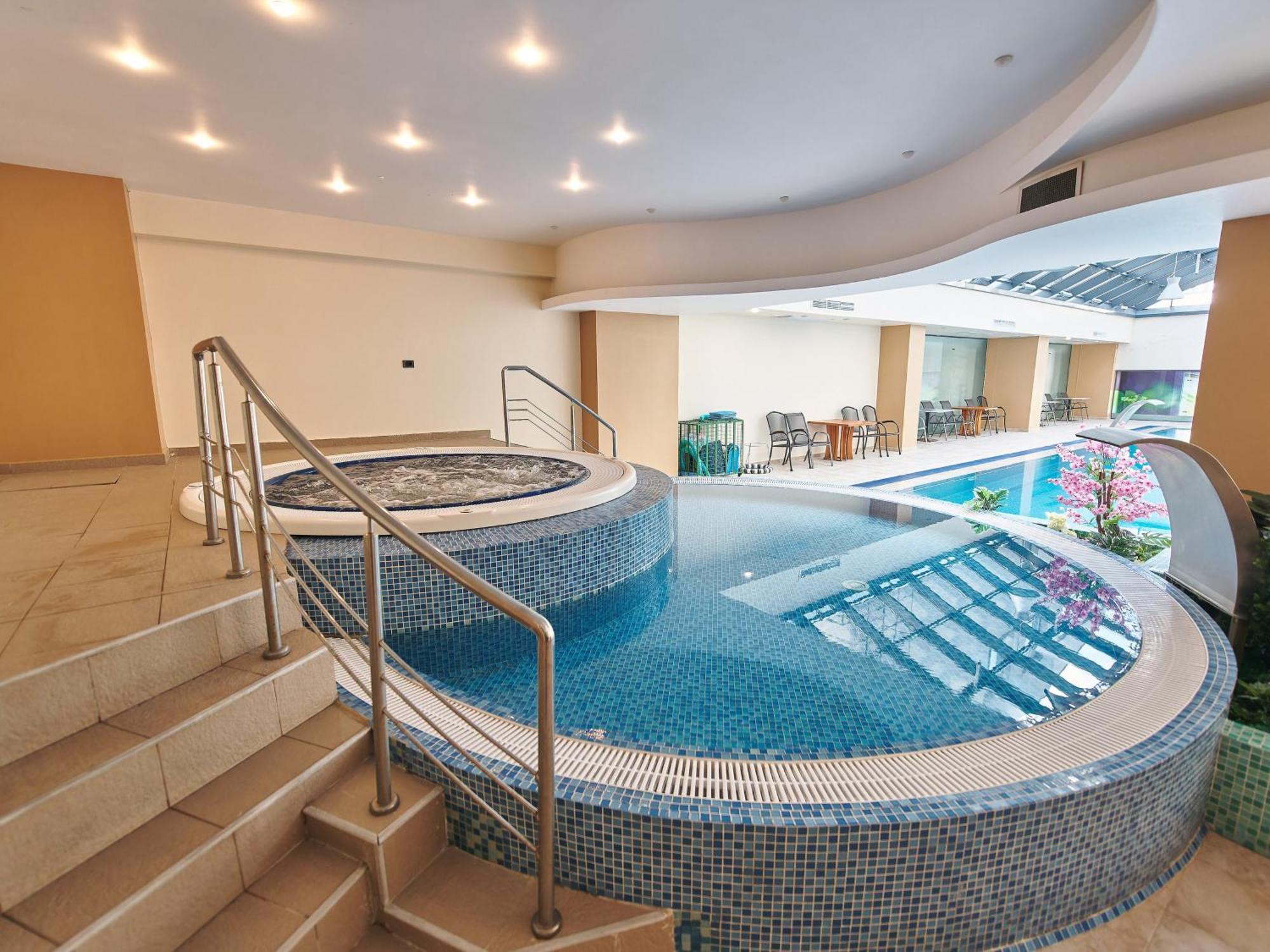 Hotel Emd Bacău エクステリア 写真