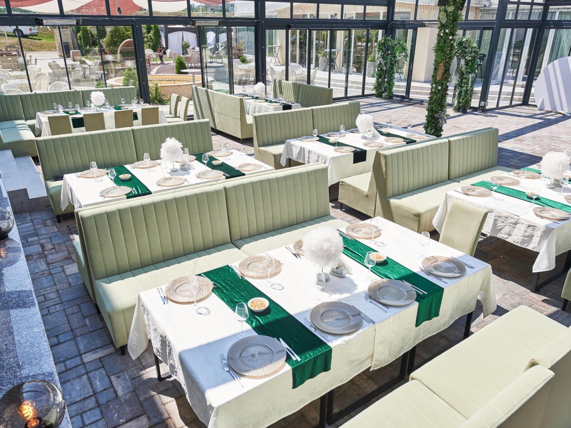 Hotel Emd Bacău エクステリア 写真
