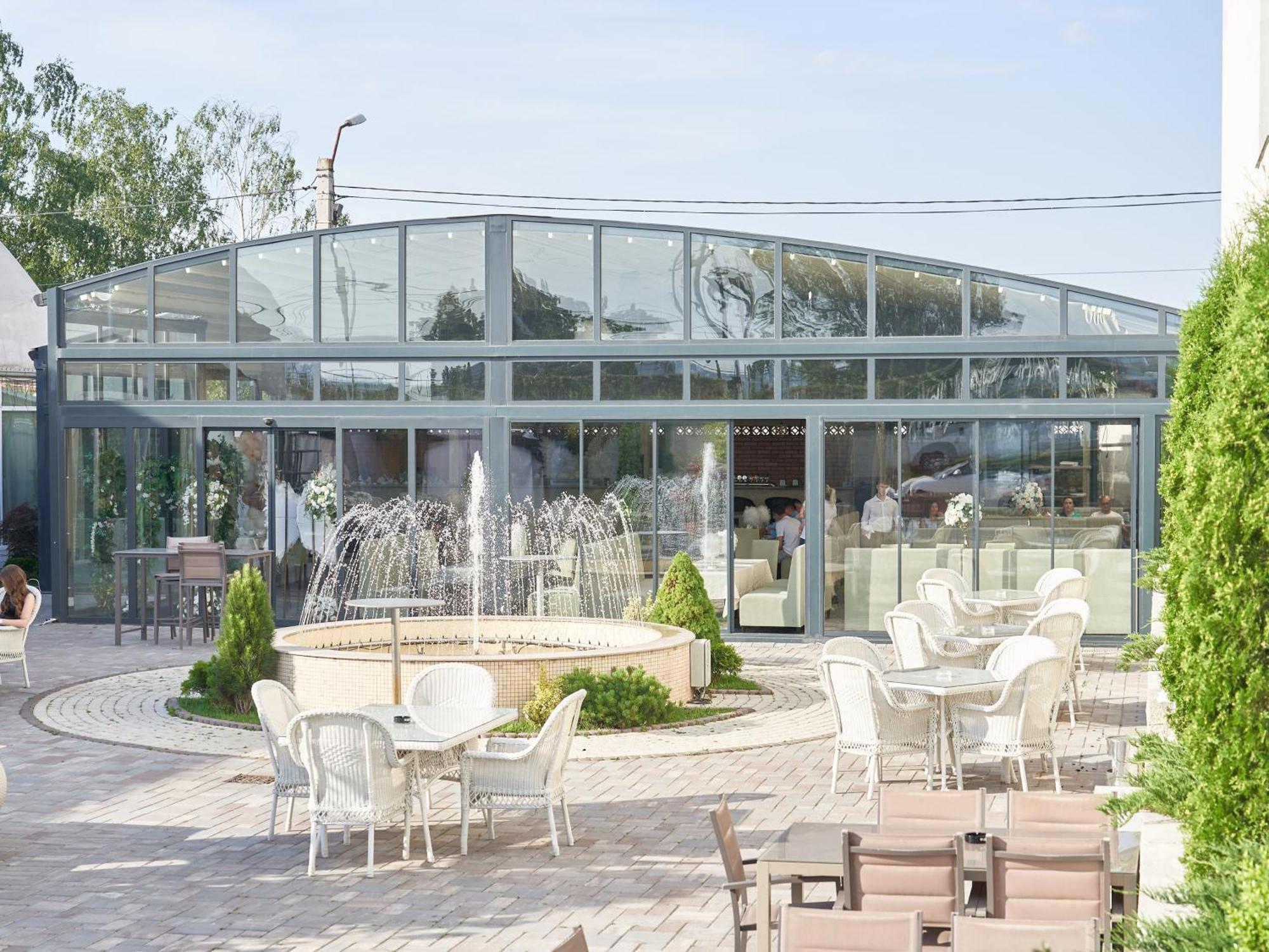Hotel Emd Bacău エクステリア 写真