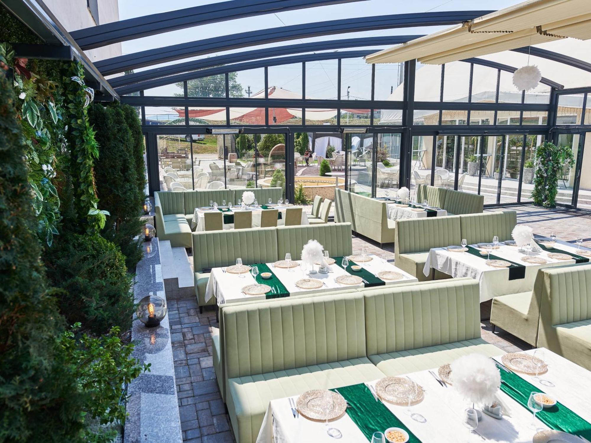 Hotel Emd Bacău エクステリア 写真