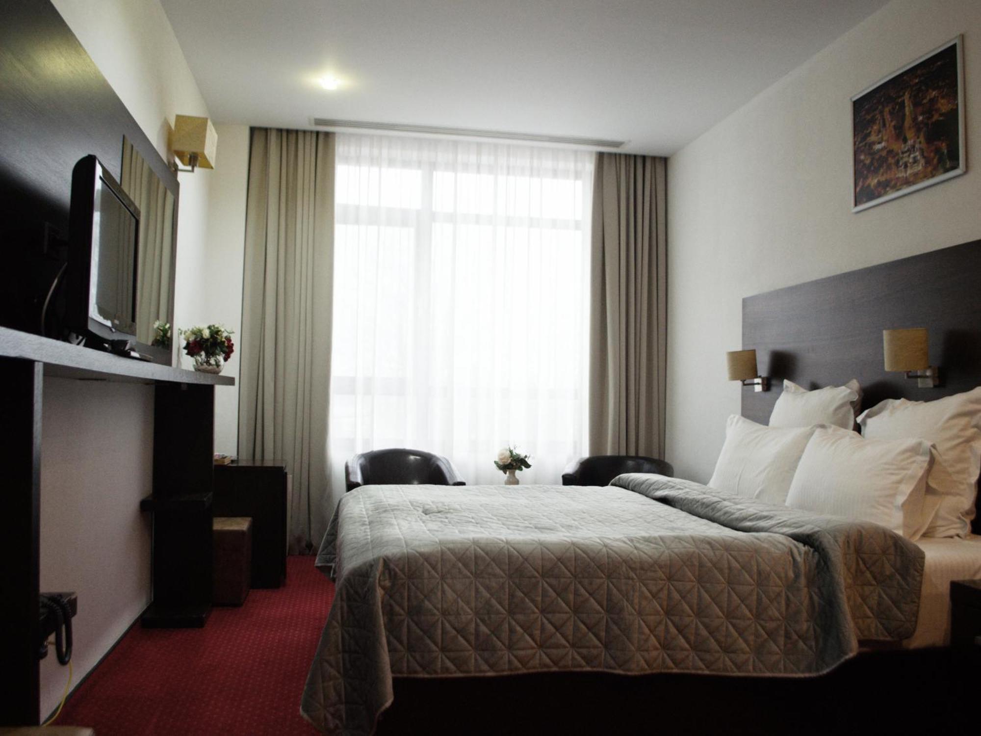 Hotel Emd Bacău エクステリア 写真