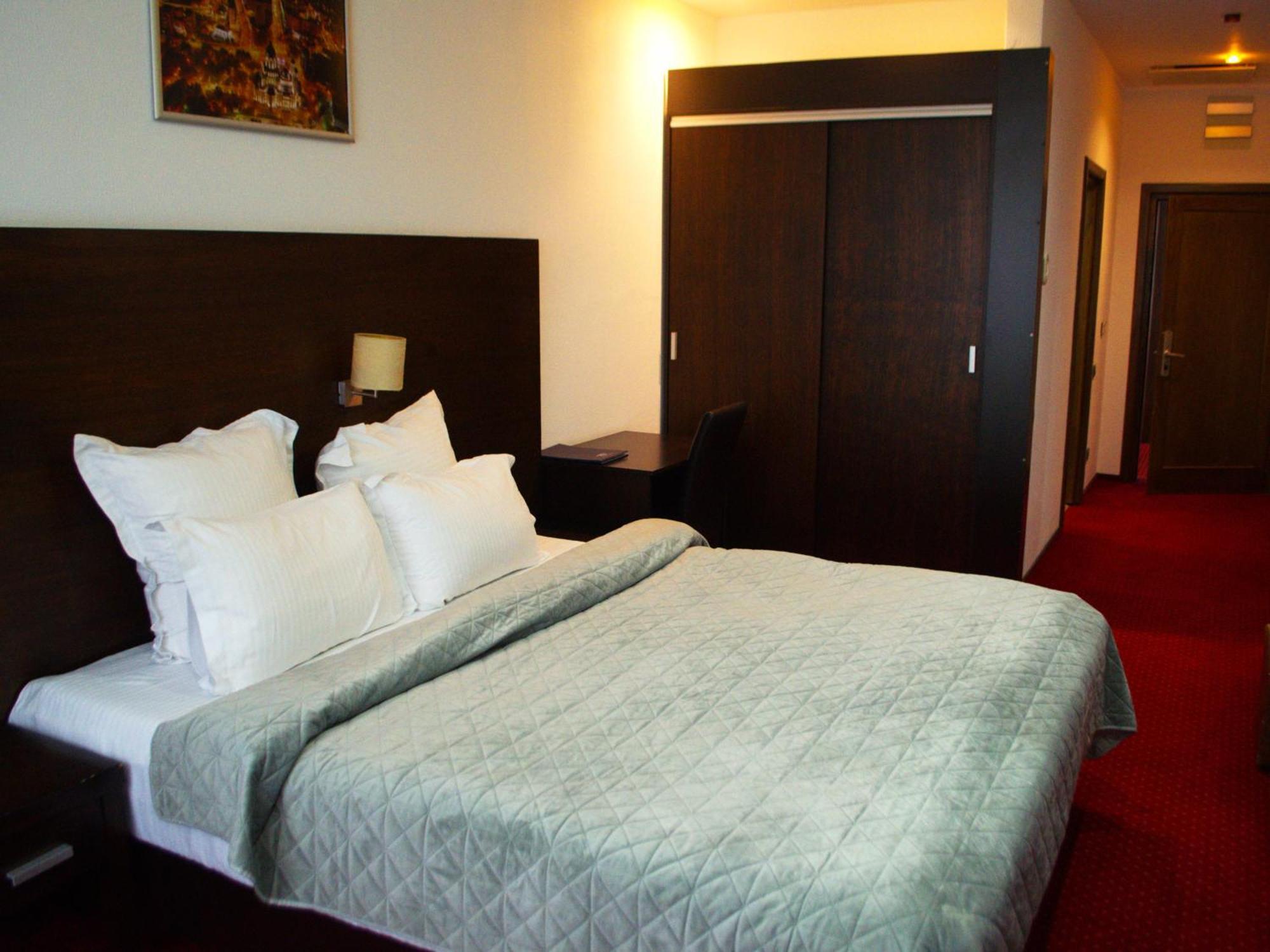 Hotel Emd Bacău エクステリア 写真