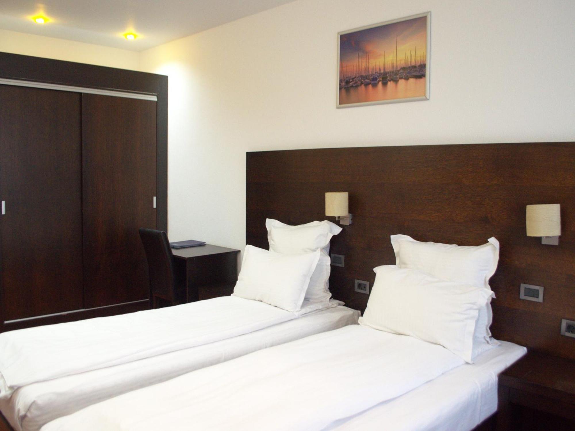 Hotel Emd Bacău エクステリア 写真