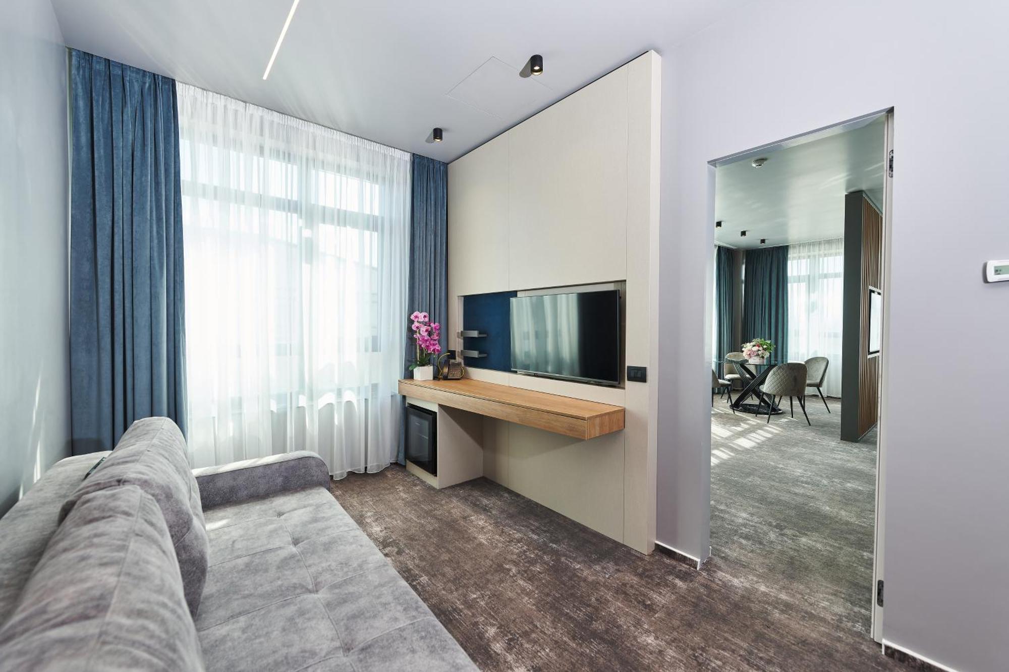 Hotel Emd Bacău エクステリア 写真