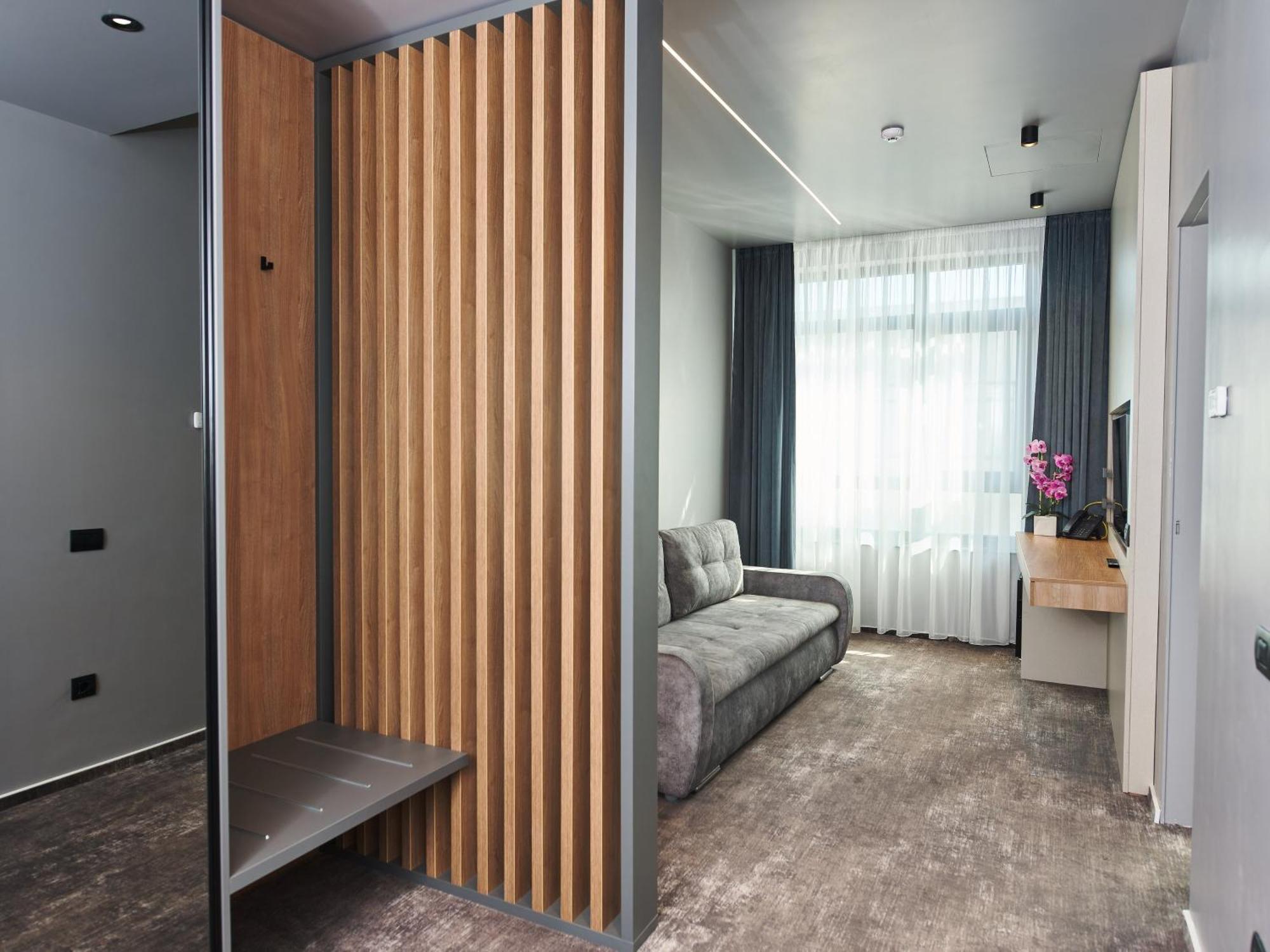 Hotel Emd Bacău エクステリア 写真