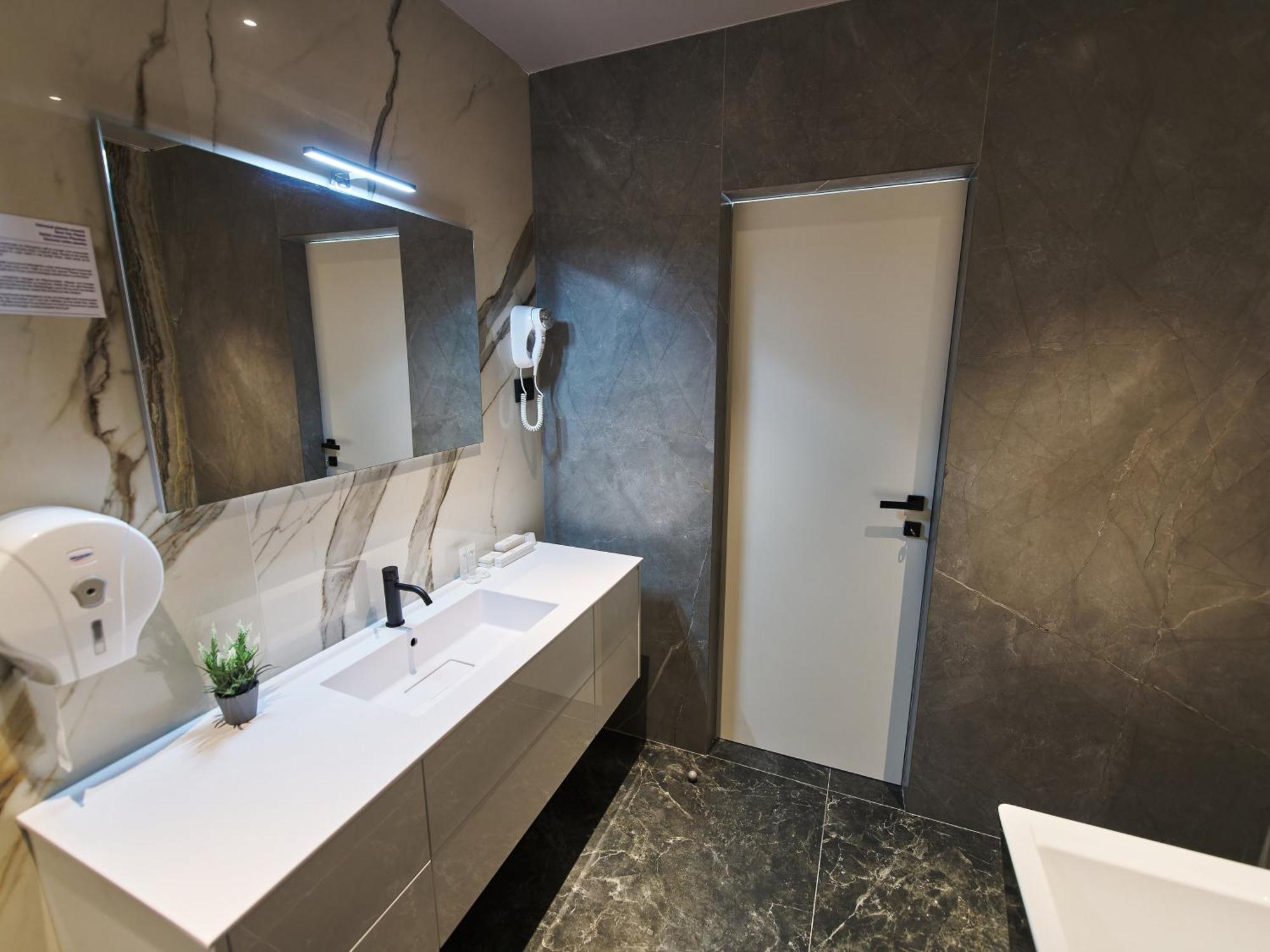 Hotel Emd Bacău エクステリア 写真