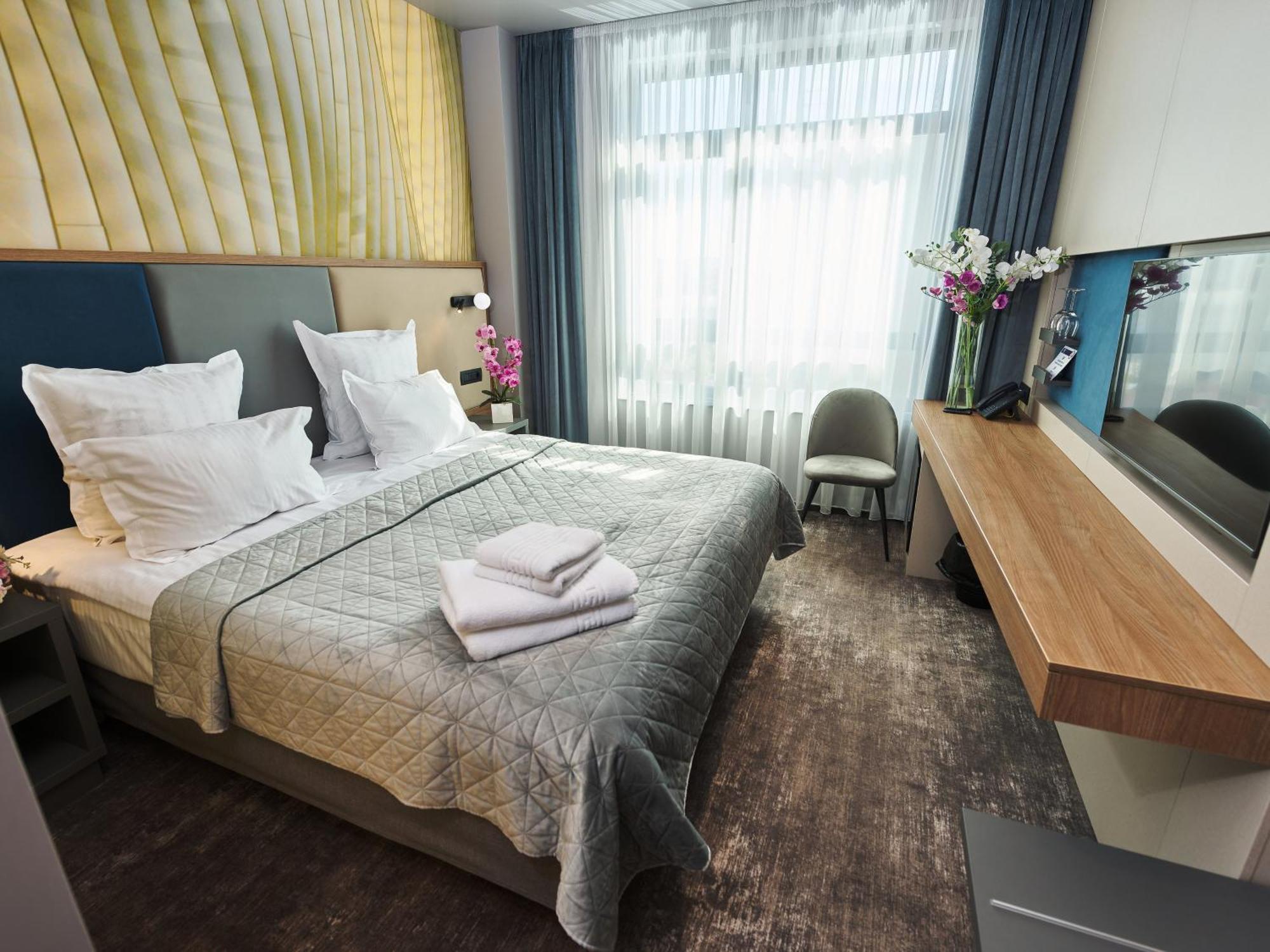Hotel Emd Bacău エクステリア 写真