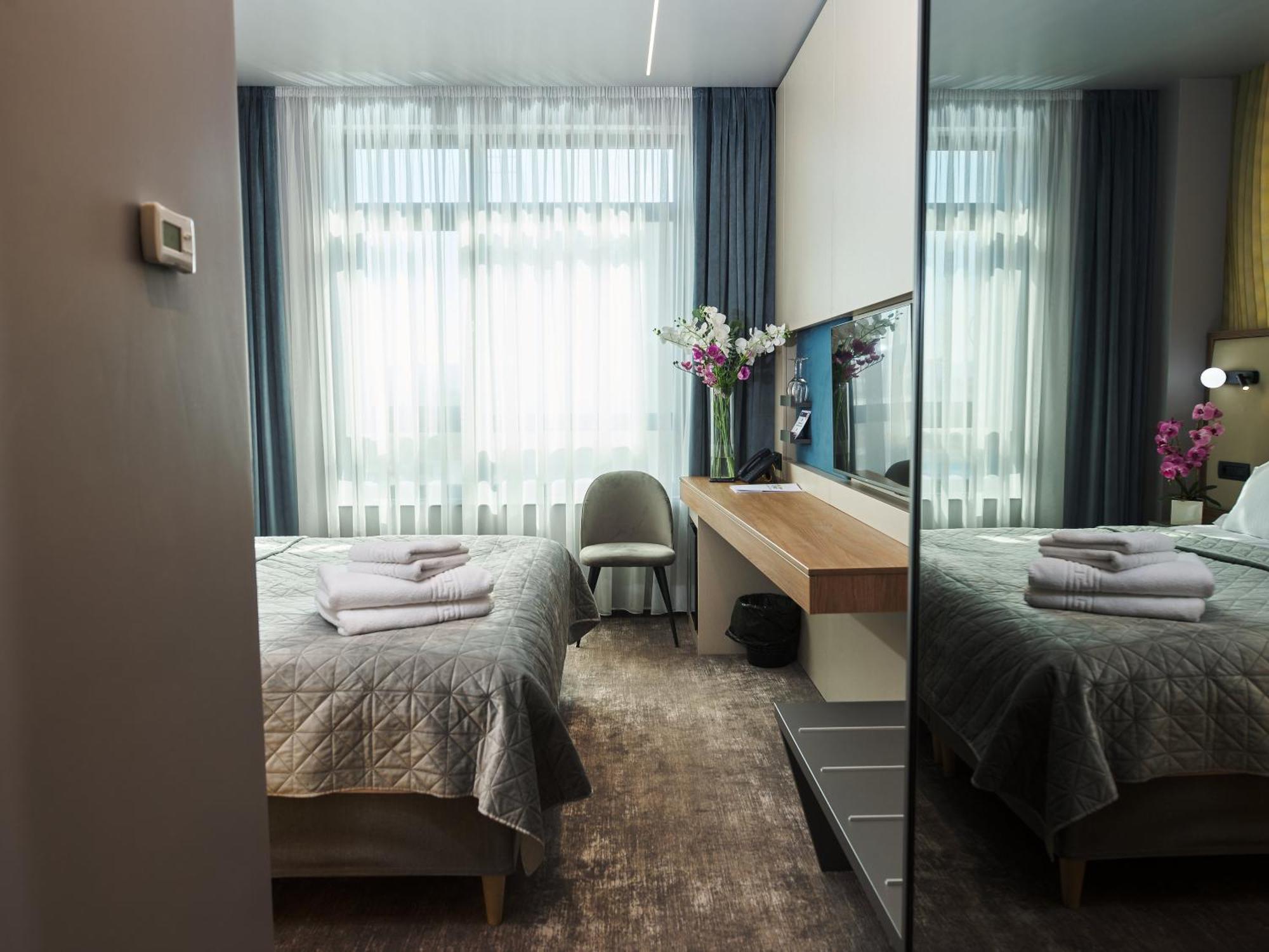 Hotel Emd Bacău エクステリア 写真