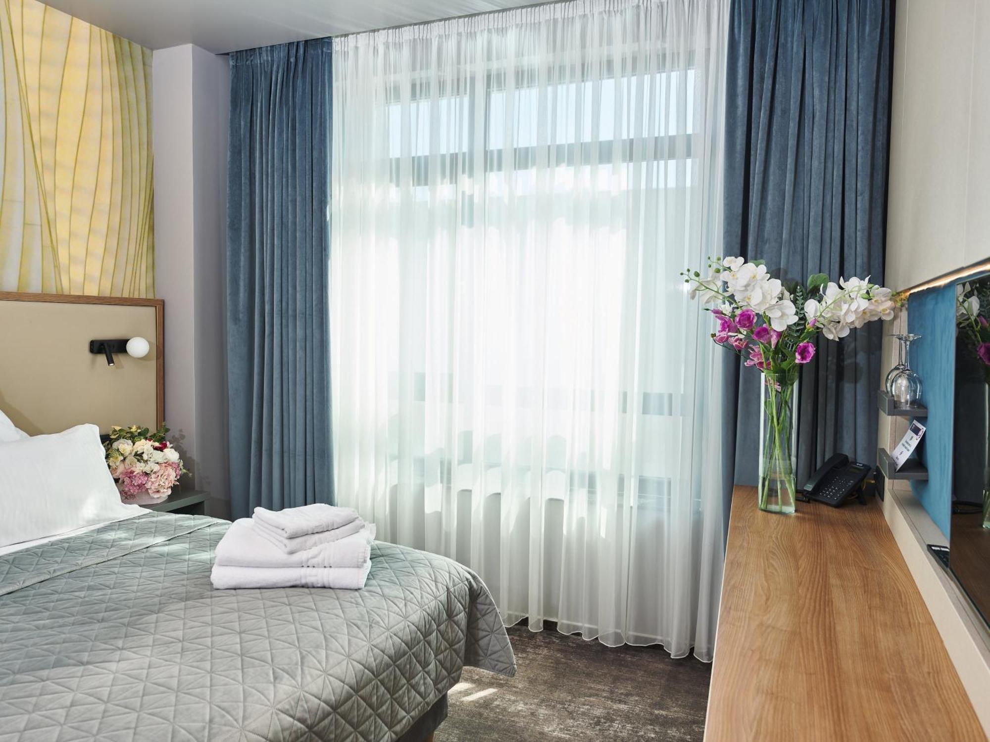 Hotel Emd Bacău エクステリア 写真